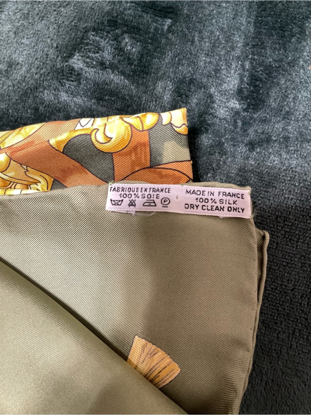 Ladies Silk Scarf in Olive Green
33”x33”
In excellent condition, hardly wore - Picture 6 of 6